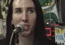 Marilyn Manson hace desnudase a un fan durante un concierto
