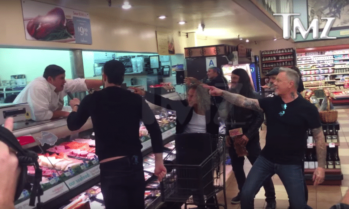 Metallica en un supermercado