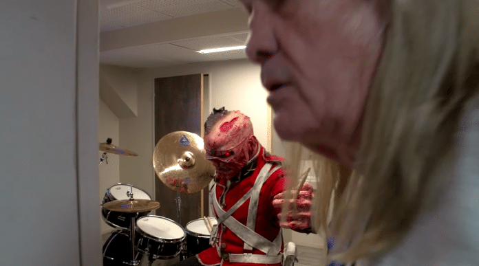 Eddie y Nicko McBrain. Foto: Youtube IRON MAIDEN: EDDIE se adueña de la batería antes de un concierto (Video)