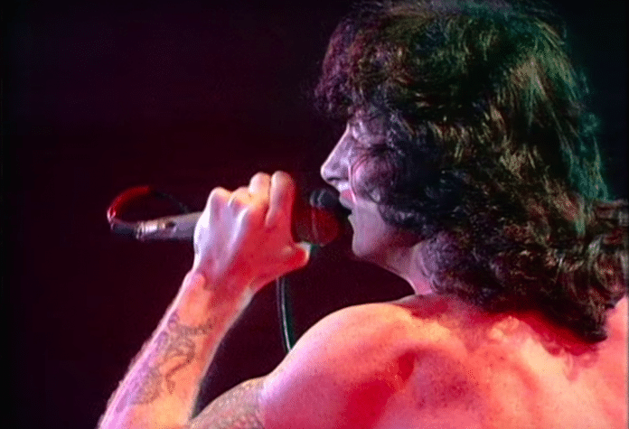 Bon Scott de AC/DC en 1979. Foto: Youtube AC/DC tocando