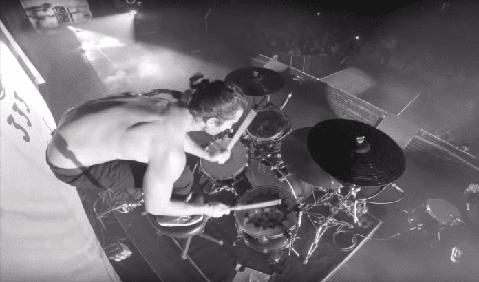 Aric Impronta de Fever 333 Así toca ARIC IMPROTA, el increíble batería de FEVER 333 (Video)