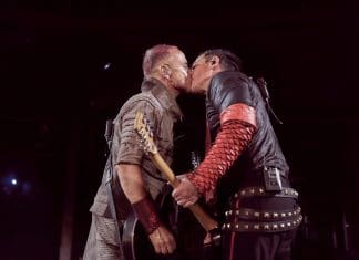 Miembros de RAMMSTEIN se besan en Moscú en protesta a las leyes anti-LGTBI rusas