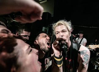 SUM 41 toca por primera vez en un pub después de más de 10 años (Video)