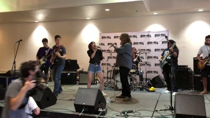 Vince Neil en Fantasy Camp de Las Vegas. Foto: Youtube VINCE NEIL canta
