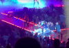STEVEN TYLER de AEROSMITH se cae en el escenario y sigue cantando (Video)