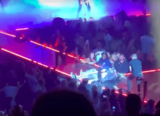 STEVEN TYLER de AEROSMITH se cae en el escenario y sigue cantando (Video)