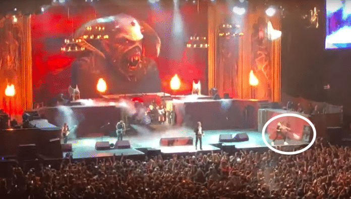 Iron Maiden en San Antonio IRON MAIDEN: Sale volando la guitarra de JANICK GERS durante un concierto (Video)