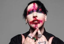 Marilyn Manson hace desnudase a un fan durante un concierto
