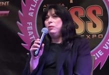 Vocalista de HAIRBALL se quema el pelo mientras sigue tocando (Video)