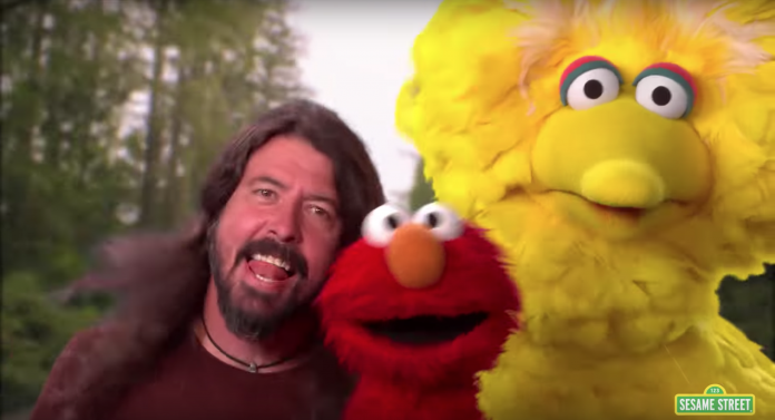 DAVE GROHL de FOO FIGHTERS fue el invitado especial en BARRIO SÉSAMO (VIDEO)