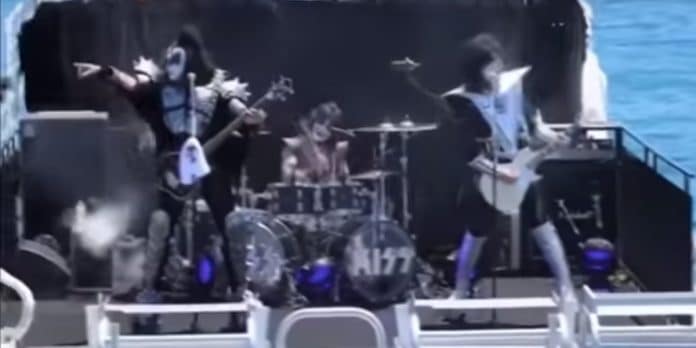 KISS toca en un barco para los tiburones blancos pero no apareció ningún tiburón (VIDEO)