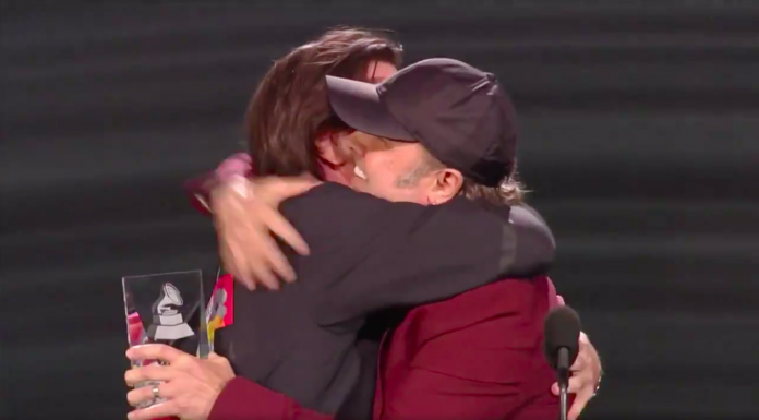 LARS ULRICH de METALLICA sorprende a JUANES en los Grammys Latino (VIDEO)