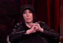 MICK MARS reconoce