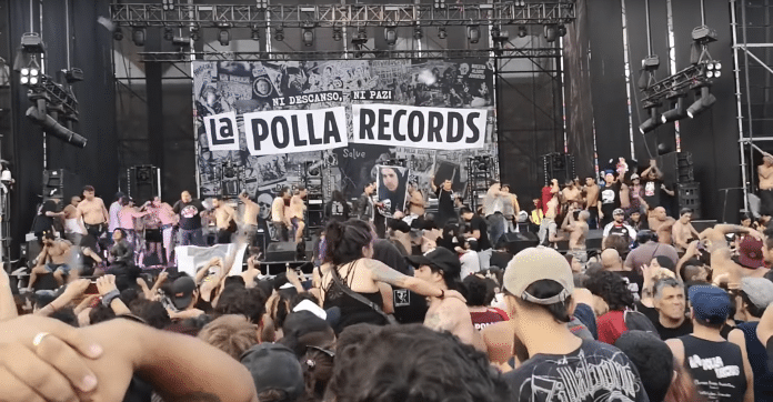 Se lia parda en el concierto de LA POLLA RECORDS en Chile (VIDEO)