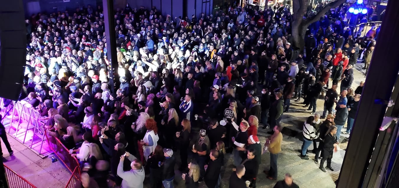 Denuncian en redes a STEEL PANTHER por tocar 3 días seguidos en Florida sin ninguna medida sanitaria (+VIDEO)